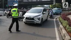 Polisi menghentikan mobil saat pemberlakuan ganjil genap di kawasan Fatmawati, Jakarta, Senin (25/10/2021). Pemberlakuan ganjil genap di DKI Jakarta diperluas menjadi 13 titik. (Liputan6.com/Herman Zakharia)