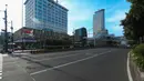 Di tengah ritme yang melambat, kota ini menawarkan ketenangan yang berbeda, memberikan jeda sejenak dari dinamika yang biasanya tak pernah berhenti. Tampak dalam foto, suasana salah satu ruas jalan di Jakarta, Kamis (19/3/2026) pagi. (Kapanlagi.com/Budy Santoso)
