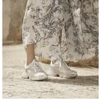 Bagian dari koleksi Cruise 2022, Dior merilis sepatu kets terbaru bernama Vibe dengan pilihan emas dan perak (Dior/ Julia Hetta)