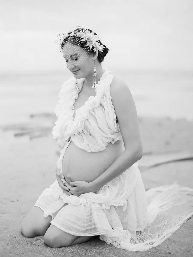 5 Potret Maternity Shoot Nadine Chandrawinata di Pantai yang Makin Menawan