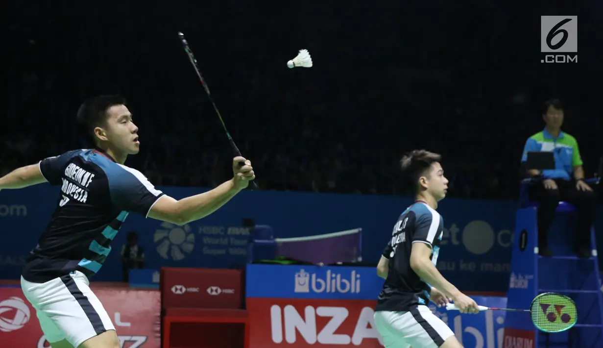 Ganda putra Indonesia, Marcus F Gideon/Kevin Sanjaya Sukomuljo mengembalikan kok ke Ong Yew Sin/Teo Ee Yi (Malaysia) di 16 besar Indonesia Open 2018, Istora GBK, Jakarta, Kamis (5/7). Kevin/Marcus unggul 21-18, 21-12. (Liputan6.com/Helmi Fithriansyah)