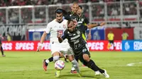 Pemain PSS Sleman, Rico Simanjuntak, mencoba melewati adangan pemain Malut United, Diego 'Chino' Martinez, saat kedua tim bertanding dalam lanjutan BRI Liga 1 2024/2025. (Bola.com/Gatot Sumitro)