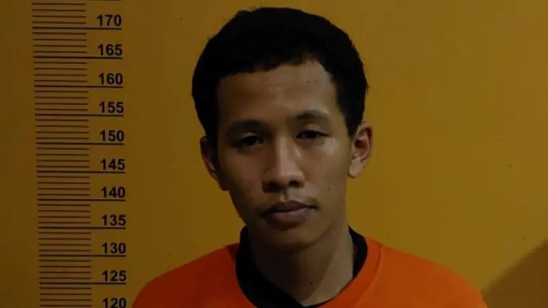 Tersangka pembunuhan anak kandung yang ditangkap oleh personel Polresta Pekanbaru.