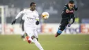 Gelandang Napoli, Jose Callejon, menendang bola saat melawan FC Zurich pada laga Liga Europa di Stadion Letzigrund, Kamis (14/2). Napoli menang 3-1 atas FC Zurich. (AP/Walter Bieri)