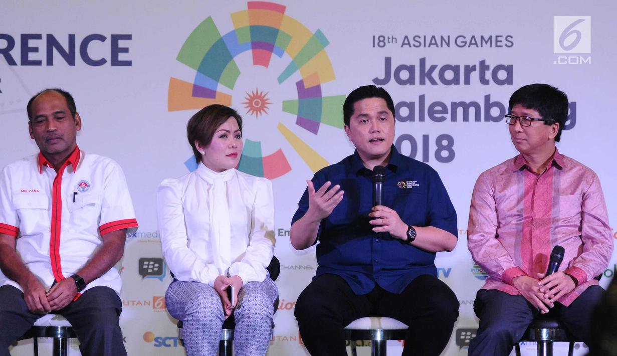 Ketua Umum INASGOC, Erick Thohir (ketiga kiri) memberi keterangan saat konferensi pers Official Broadcaster Asian Games 2018 di Jakarta, Kamis (8/2). Asian Games 2018 berlangsung 18 Agustus-2 September. (Liputan6.com/Helmi Fithriansyah)