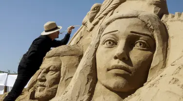 Seniman asal Ukraina Andrey Vazhinsky membuat  patung dari pasir selama mengikuti festival Sand Sculpture bertema " Sand Fantasy " di Kazakhstan , 15 April 2016. Festival ini diikuti beberapa seniman hebat dari berbagai dunia. (REUTERS / Shamil Zhumatov)