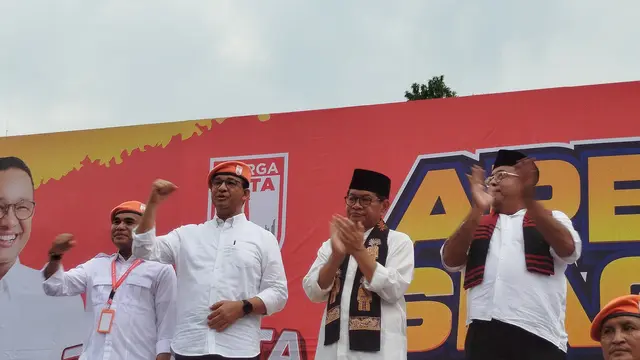 Mantan Gubernur DKI Jakarta Anies Rasyid Baswedan usai menghadiri Apel Siaga & Rapat Akbar Warga Kawal TPS di Lapangan Blok S, Jakarta Selatan, Kamis (21/11/2024).