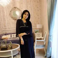 Selebriti ini makin cantik dalam balutan kaftan. (sumber foto: @titi_kamal/instagram)