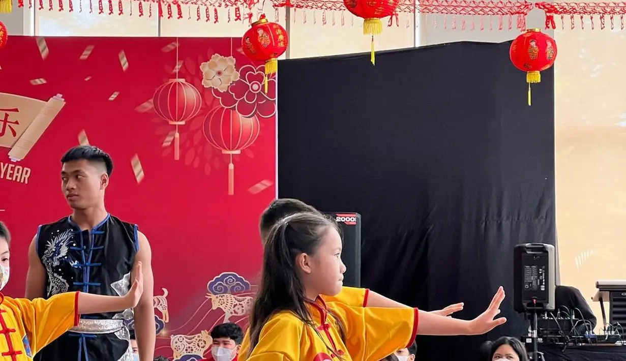 Tak lupa ia juga mengenakan seragam bela diri dengan warna kuning dan merah. Gaya Gempi sudah seperti atlet Wushu profesional. [Instagram @gisel_la]