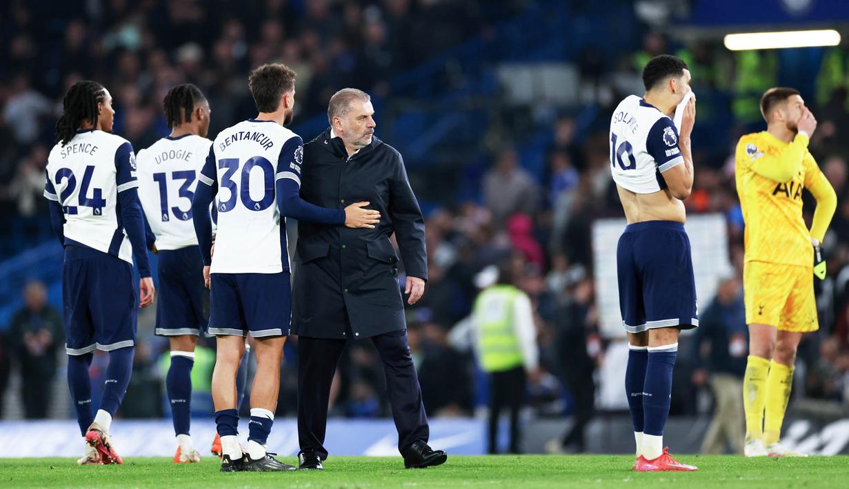Pemain Tottenham Hotspur tampak lesu setelah ditaklukkan Chelsea dalam laga pekan 30 Premier League di Stadion Stamford Bridge, Jumat (4/4/2025) dini hari WIB. (AP Photo/Ian Walton)