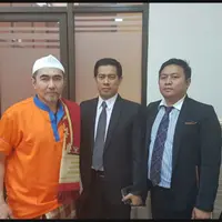 Gatot Brajamusti bersama Ahmad Rifai, kuasa hukumnya. Aa Gatot tengah menghadapi berbagai tuduhan, salah satunya adalah pemerkosaan terhadap perempuan berinisial CTP (Dokumentasi Achmad Rifai)
