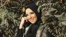 Tya Ariestya pancarkan pesona memukau dalam photoshoot pertamanya setelah mantap berhijab. (Instagram/tyaariestya).