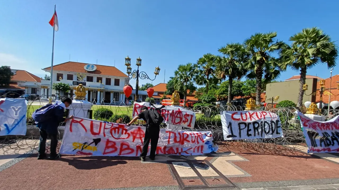 Demo mahasiswa di Surabaya. (Merdeka.com/Erwin Yohanes)