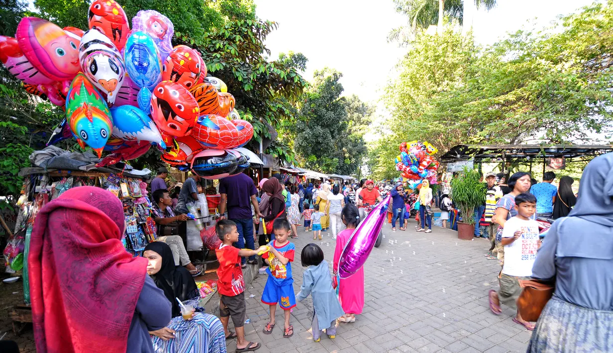 Suasana Kampung Budaya Betawi saat Lebaran hari kedua, Sabtu (18/7/2015). Kampung ini menghadirkan beragam pagelaran seni dan aneka permainan yang baik untuk edukasi keluarga. (Liputan6.com/Yoppy Renato)