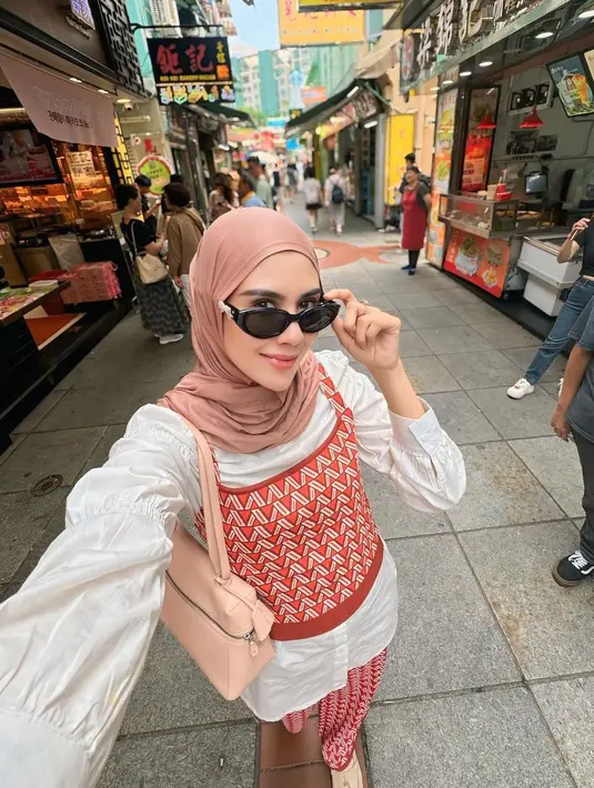 <p>Syahnaz Sadiqah tampaknya konsisten berhijab. Gayanya saat ini dipuji makin cantik dan adem saat dilihat, termasuk potret yang satu ini. Ia tampil mengenakan set atasan tanpa lengan dan celana knitted bernuansa merah-oranye, dipadukan dengan oversized atasan putih sebagai inner, dan hijab cokelat yang serasi. [Foto: Instagram/syahnazs]</p>