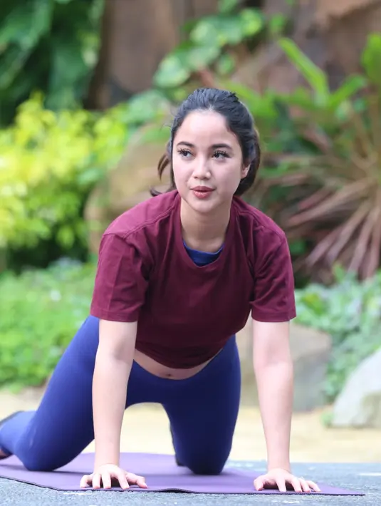 Setelah itu Chaca beserta selebriti lain menyempatkan mengunjungi Fauna Land. Melihat-lihat aneka satwa dan menikmati pertunjukan beberapa jenis burung. (Adrian Putra/Bintang.com)