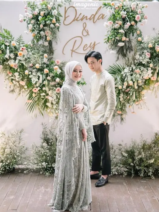 Warna sage green belakangan sedang hits karena bisa membuat penampilanmu terlihat segar namun tetap kalem. Seperti penampilan Dinda Hauw dan Rey Mbayang saat lamaran satu ini. (Instagram/imagenic).