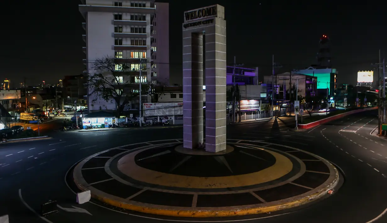 Jalan yang kosong terlihat pada pemberlakuan jam malam sesuai dengan "peningkatan karantina masyarakat" di Quezon City, 18 Maret 2020. Presiden Filipina Rodrigo Duterte menyatakan status bencana nasional selama enam bulan di tengah meningkatnya kasus virus corona di negara itu. (Xinhua/Rouelle Umali