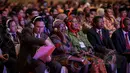 Presiden Jokowi berbincang dengan Mendagri Tjahjo Kumolo (ketiga kiri) saat pembukaan Asosiasi Pemerintah Kabupaten Seluruh Indonesia (APKASI) International Trade and Investment Summit 2015 di Jakarta, Rabu (13/5). (Liputan6.com/Faizal Fanani) 