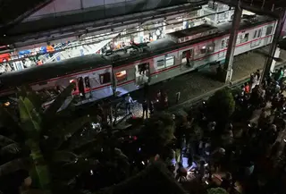 Foto udara menunjukkan kondisi sebagian dari rangkaian Kereta Rel Listrik (KRL) Commuter Line yang tertabrak Kereta Api Jarak Jauh (KAJJ) Argo Bromo Anggrek di Stasiun Bekasi Timur, Jawa Barat, pada Selasa 28 April 2026 dini hari. (Taris IMAN/AFP)
