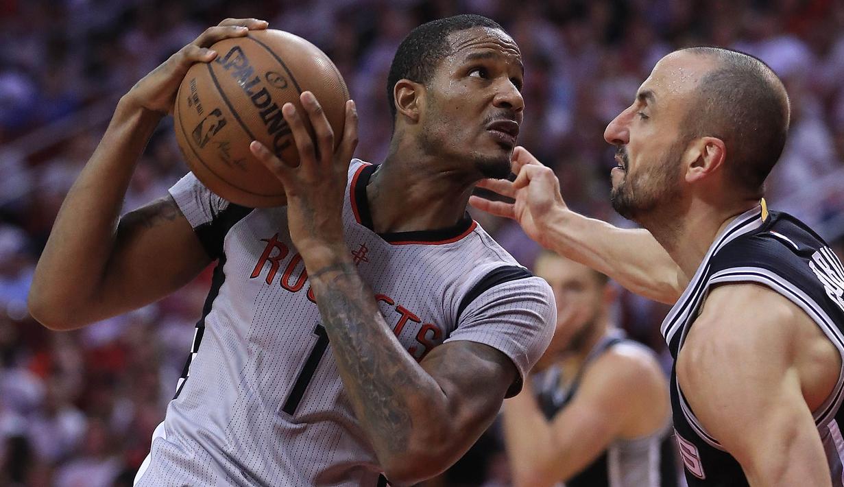 Pebasket Houston Rockets, Trevor Ariza, berusaha melewati pebasket San Antonio Spurs, Manu Ginobili pada Gim 4 Semifinal Wilayah Barat di Stadion AT&T Center, Minggu (7/5/2017). Houston Rockets menang 125-104. (AFP/Ronald Martinez).