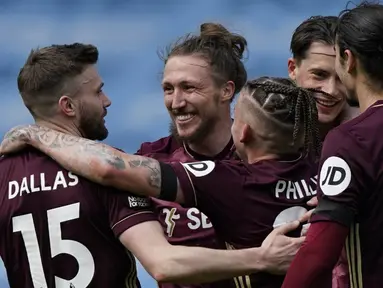 Stuart Dallas menjadi bintang bagi tim racikan Marcelo Bielsa. Dallas mencetak dua gol kemenangan bagi Leeds. Sedangkan, gol tunggal Man City dicetak Ferran Torres. (Foto: AFP/Pool/Tim Keeton)