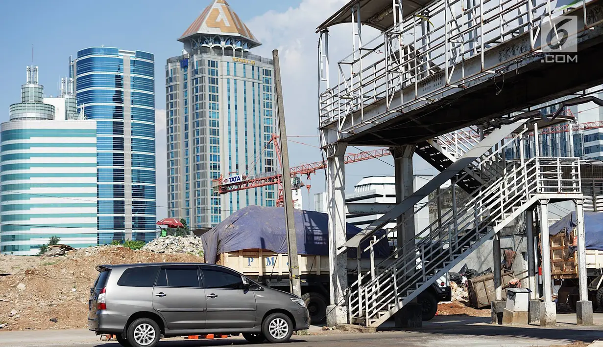 Kendaraan melintas di samping tangga akses JPO di Jalan Antasari, Jakarta, Jumat (24/5/2019). Proyek pelebaran jalan yang tidak dibarengi dengan pemanjangan JPO menyebabkan akses tangga JPO tersebut berada di tengah jalan. (Liputan6.com/Immanuel Antonius)