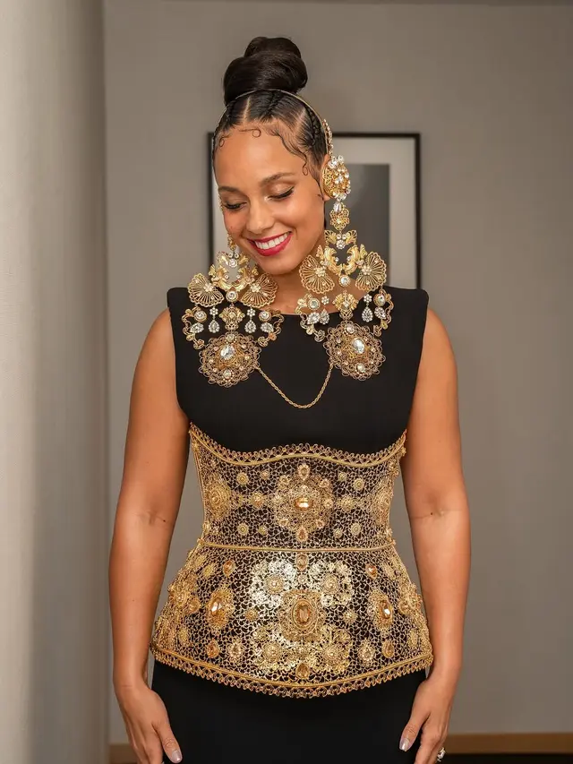 Potret Alicia Keys Tampil dengan Corset dan Anting Emas Dramatis di Grammy Awards 2024