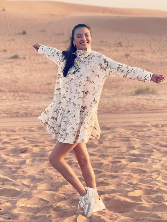 Kerap melakukan perjalanan ke berbagai negara di dunia, Raline Shah yang kerap menghadiri berbagai acara internasional baik itu film maupun acara amal ini pernah menikmati serunya bermain ke padang gurun. Gurun yang ia kunjungi ini bernama Gurun Sonoran yang berada di Amerika Utara.(Liputan6.com/IG/ralineshah)