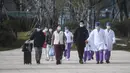 Sejumlah pasien yang dinyatakan sembuh dari virus corona meninggalkan Rumah Sakit Afiliasi Pertama Universitas Zhejiang di Hangzhou, Provinsi Zhejiang, China, Rabu (5/2/2020). Mereka dinyatakan sembuh dan sudah diizinkan pulang dari rumah sakit. (Xinhua/Xu Yu)
