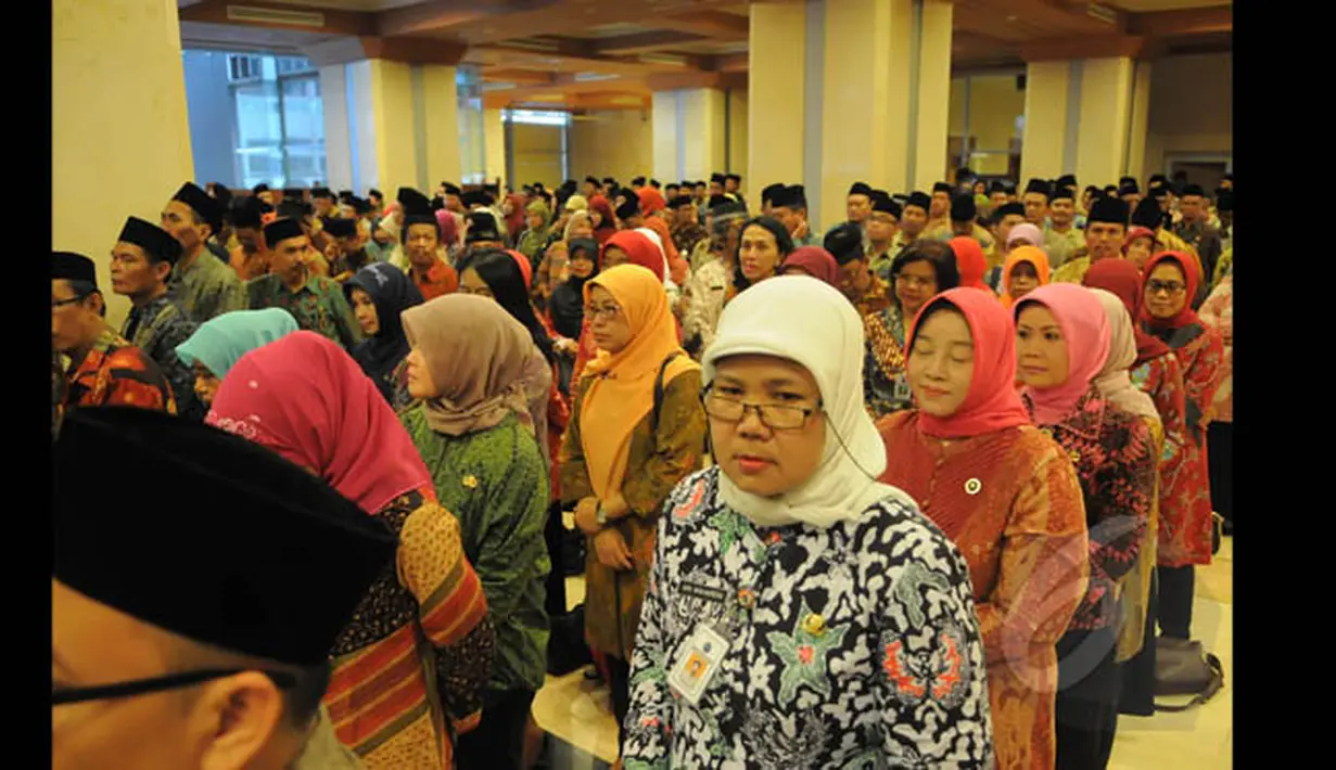 701 pejabat eselon di lingkungan Pemerintah Provinsi (Pemprov) DKI saat mengikuti pelantikan di aula Gedung Blok G, kompleks Balai Kota, Kamis (22/1/2015). (Liputan6.com/Herman Zakharia)