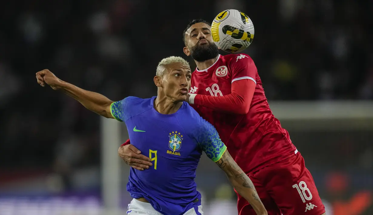 <p>Gelandang Timnas Tunisia Ghaylen Chaaleli berduel memperebutkan bola dengan penyerang Brasil Richarlison dalamlaga uji coba internasional di Stadion Parc des Princes, Rabu (28/9/2022) dini hari WIB. Timnas Brasil menang dengan skor telak 5-1 atas Tunisia dalam pertandingan FIFA Matchday. (AP Photo/Christophe Ena)</p>