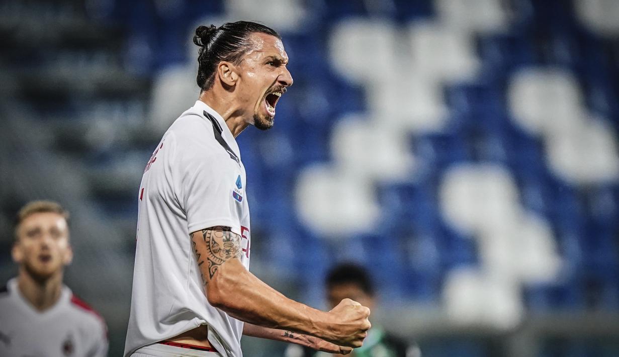 Pemain AC Milan Zlatan Ibrahimovic melakukan selebrasi usai mencetak gol ke gawang Sassuolo pada pertandingan Serie A Italia di Stadion Mapei, Reggio Emilia, Italia, Selasa (21/7/2020). AC Milan menang 2-1 sekaligus menggeser posisi AS Roma dari posisi lima klasemen. (Spada/LaPresse via AP)