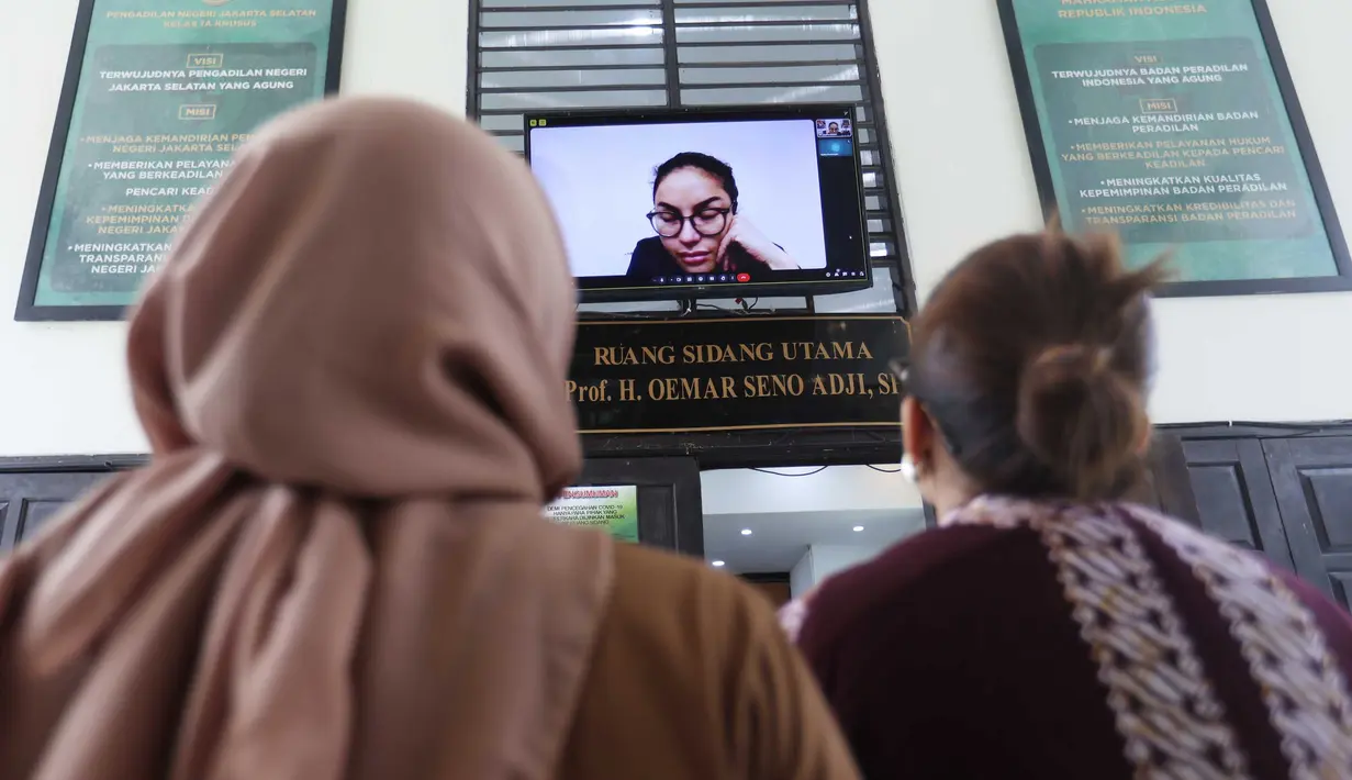 Terdakwa kasus pencemaran nama baik dan tindak pidana pencucian uang (TPPU), Nikita Mirzani, kembali menjalani sidang lanjutan di Pengadilan Negeri (PN) Jakarta Selatan, Kamis (4/9/2025). (Kapanlagi.com/Budy Santoso)