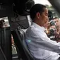 Presiden Jokowi mencoba sebuah helikopter di Pameran  Alutsista TNI AD, Jakarta, Rabu (17/12/2014). (LIputan6.com/Faizal Fanani)