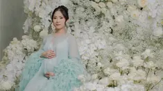 Jessica Tanoesoedibjo jalani maternity shoot dengan beragam tema dan busana, salah satunya pakai gaun warna tosca. Properti bunga-bunga sangat mendukung maternity shoot Jessica Tanoe dan sangat cocok karena bayi yang dikandung Jessica adalah perempuan. Tatanan rambut yang dicepol dan dengan polesan makeup natural membuat pesona anak Hary Tanoesoedibjo ini makin terpancar. (Liputan6.com/IG/@jessicatanoe)