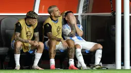 Eks pemain Barcelona itu juga tampak menangis saat berada di bench pemain cadangan. (AFP/Charly Triballeau)