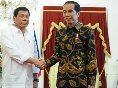 Presiden Joko Widodo dan Presiden Rodrigo Duterte berjabat tangan di Istana Negara, Jakarta, Jumat (9/9). Duterte memilih Indonesia sebagai tujuan pertama kunjungan kenegaraannya. (Liputan6.com/Faizal Fanani)