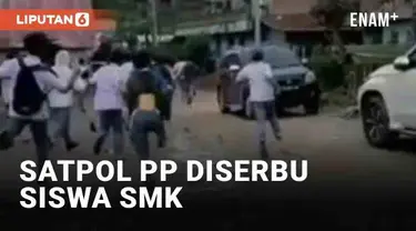 Viral personil Satpol PP diserbu siswa SMK di Kabupaten Karo, Sumut (8/11/2022). Berawal dari Satpol PP yang dilempari batu oleh puluhan siswa saat pulang patroli razia pedagang kaki lima (PKL). Saat berusaha mengejar pelaku penyerangan ke dalam seko...