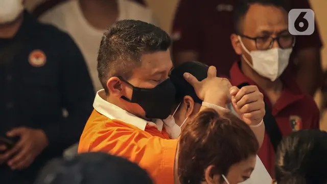 Pelukan Erat Ferdy Sambo kepada Putri Candrawathi Saat Rekonstruksi Pembunuhan Brigadir J