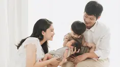 Kehadiran Mykah Iago Liem lahir ke dunia ini melengkapi keharmonisan rumah tangga Tian dan Junior Liem. Pasangan muda ini pun membuat photoshoot untuk mengabadikan momen manis ini. (Liputan6.com/IG/putrititian)