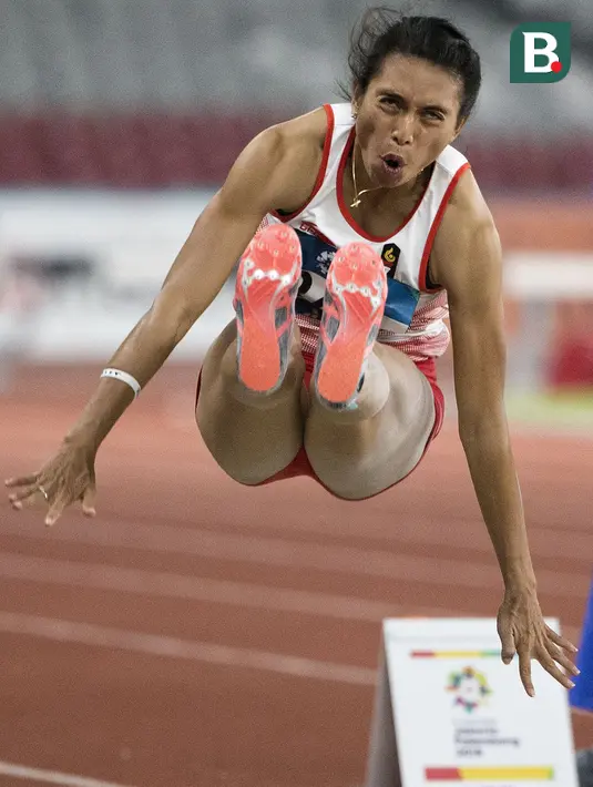 Pelompat jauh putri Indonesia, Maria Londa, saat beraksi pada Asian Games di SUGBK, Jakarta, Senin (27/8/2018). Hanya finis di peringkat kelima, Maria Londa gagal mempersembahkan medali. (Bola.com/Peksi Cahyo)