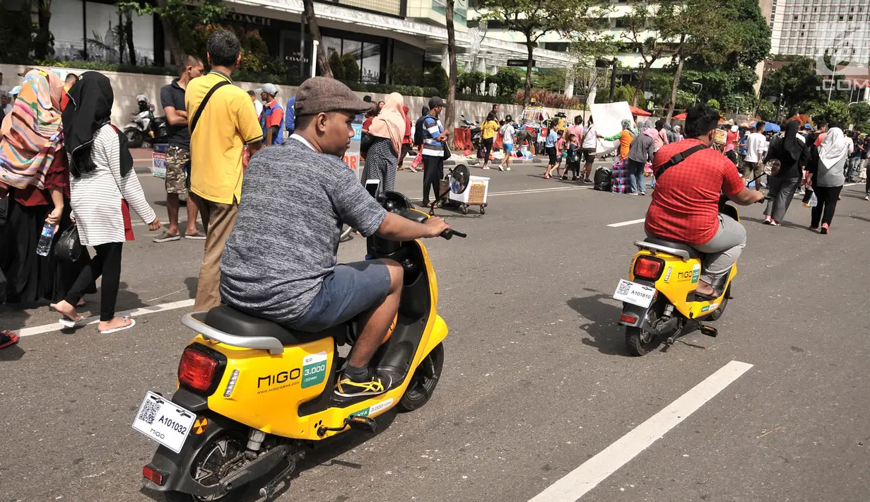 Warga mengendarai sepeda listrik Migo e-Bike berkeliling saat Car Free Day di Bundaran HI, Jakarta, Minggu (30/12). Migo merupakan layanan transportasi e-Bike sharing pertama di Indonesia. (Merdeka.com/Iqbal S. Nugroho)