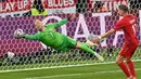 Kiper Timnas Denmark, Kasper Schmeichel, melakukan penyelamatan gemilang saat melawan Inggris pada laga semifinal Euro 2020 di Stadion Wembley, Kamis (8/7/2021). (Foto:AFP/Justin Tallis,Pool)