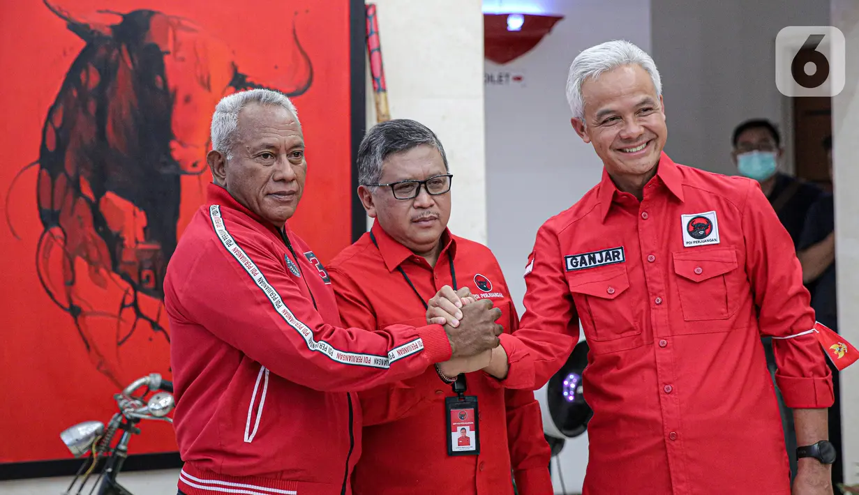 Gubernur Jawa Tengah Ganjar Pranowo bersama Sekretaris Jendral PDI Perjuangan Hasto Kristianto dan Ketua DPP PDIP Bidang Kehormatan Komarudin Watubun usai dipanggil di DPP PDIP, Jakarta, Senin (24/10/2022). Gubernur Jawa Tengah (Jateng) Ganjar Pranowo menegaskan bahwa dirinya akan taat terhadap aturan Partai PDI Perjuangan (PDIP) soal Capres 2024. (Liputan6.com/Faizal Fanani)