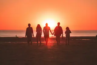 cara bijak meredakan stres parenting saat tinggal bersama mertua melalui komunikasi sehat dan pembagian peran yang harmonis. (Foto: Kevin Delvecchio/Unsplash)