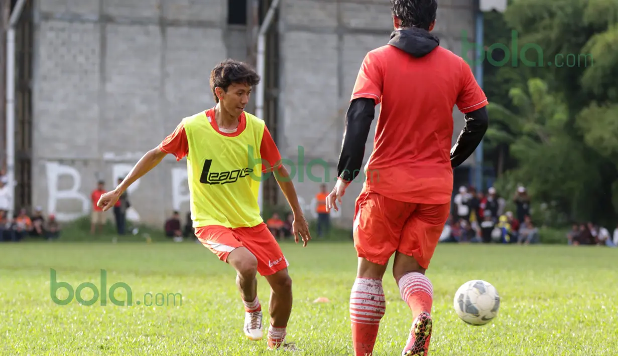 Pemain Persija, Amarzukih, mengoper bola saat berlatih di Lapangan National Youth Training Center, Sawangan, Depok, Rabu (17/2/2016). (Bola.com/Nicklas Hanoatubun)