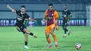 Pemain Dewa United, Ivar Jenner, melepaskan tendangan saat melawan Borneo FC dalam pekan ke-22 BRI Super League 2025/2026 di Stadion Indomilk Arena, Tangerang, pada Minggu (22/2/2026). (Bola.com/M Iqbal Ichsan)