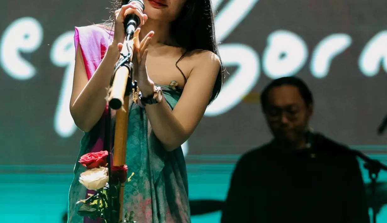 Lewat Asmalibrasi dan tembang populer lain, Fanny dkk andil mencuatkan budaya di ranah pop kultur. [Instagram @fannysoegi]