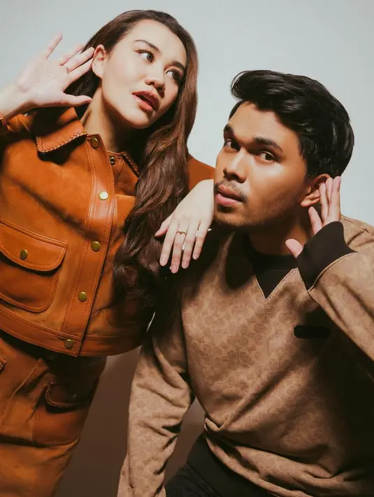 Keduanya tampil serasi dengan outfit bernuansa cokelat. [Foto: Instagram/erichalamin]